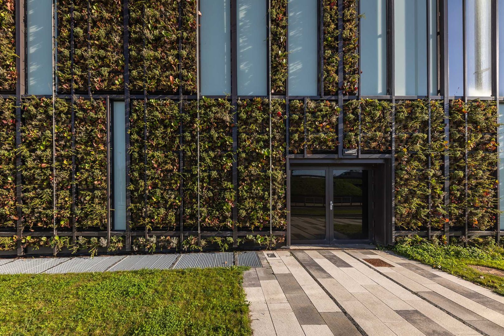 Zelená fasáda je skutočne atypická – svojím zaoblením rohu aj kombináciou sklenených panelov so zeleňou.