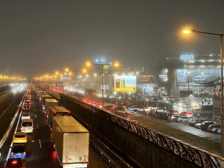 Kolóna na Eisteinovej ulici v bratislavskej Petržalke v pondelok večer 8. decembra 2025.