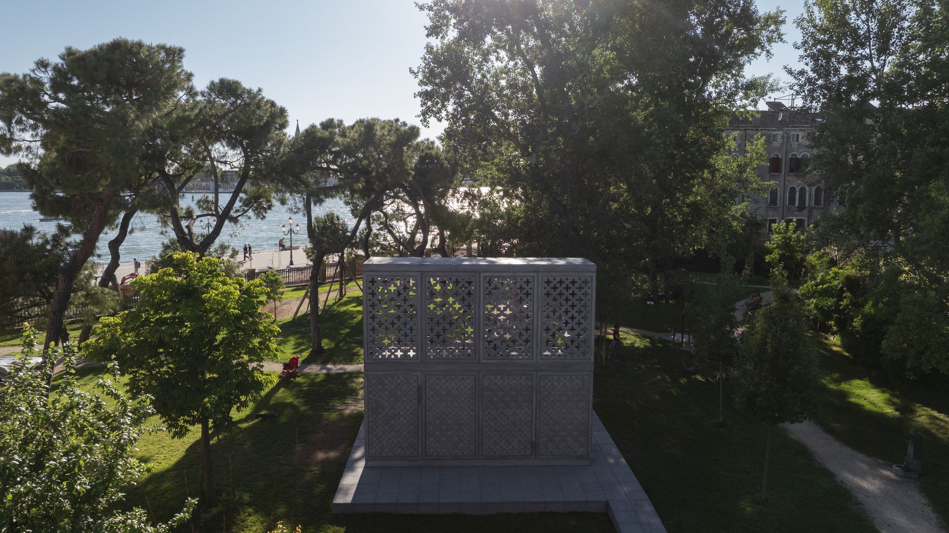 Biochar sa používa ako prísada do betónu, čím sa vytvára ľahký betón, ktorý lepšie izoluje.