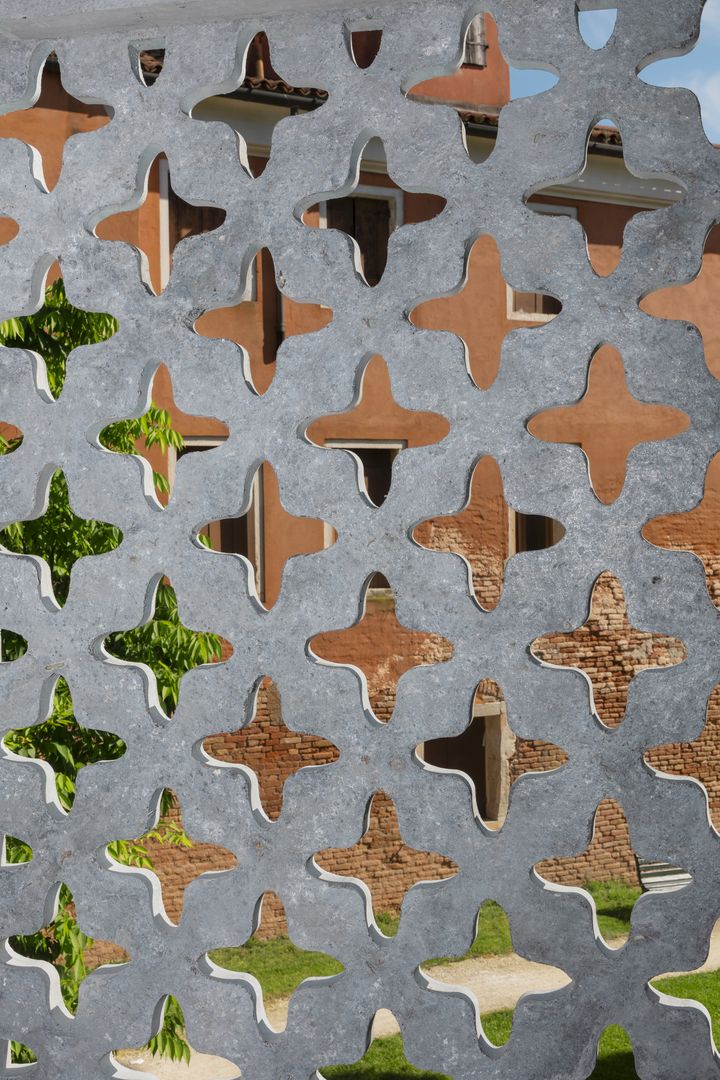 Biochar sa používa ako prísada do betónu, čím sa vytvára ľahký betón, ktorý lepšie izoluje.