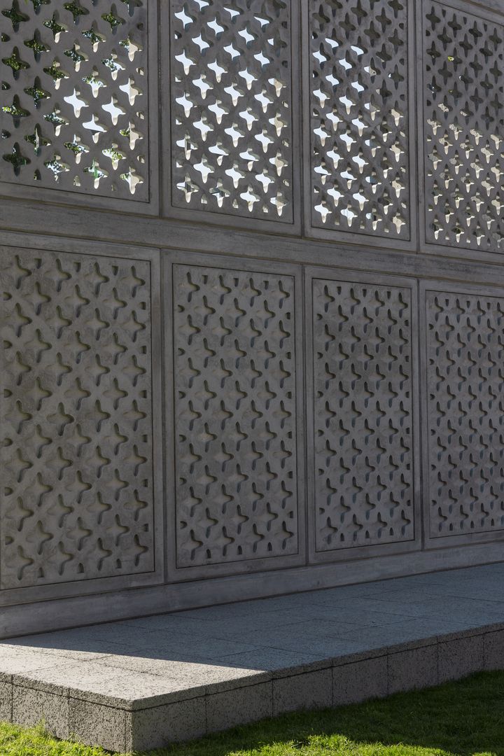 Biochar sa používa ako prísada do betónu, čím sa vytvára ľahký betón, ktorý lepšie izoluje.