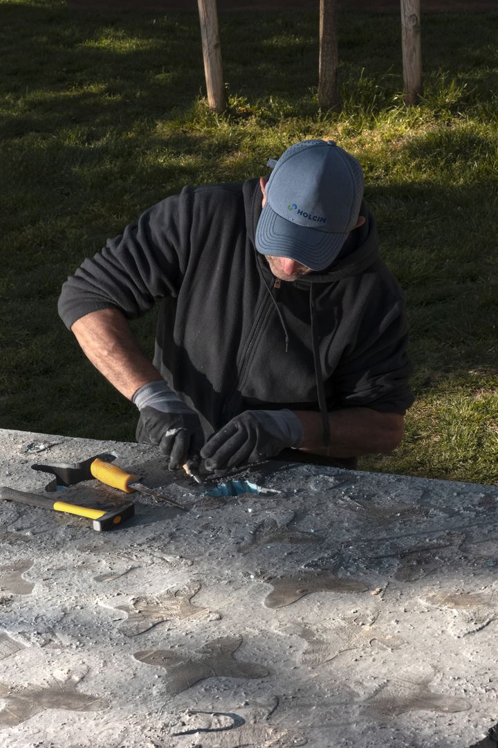 Biochar sa používa ako prísada do betónu, čím sa vytvára ľahký betón, ktorý lepšie izoluje.