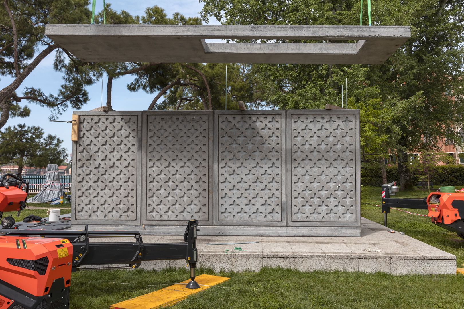 Biochar sa používa ako prísada do betónu, čím sa vytvára ľahký betón, ktorý lepšie izoluje.