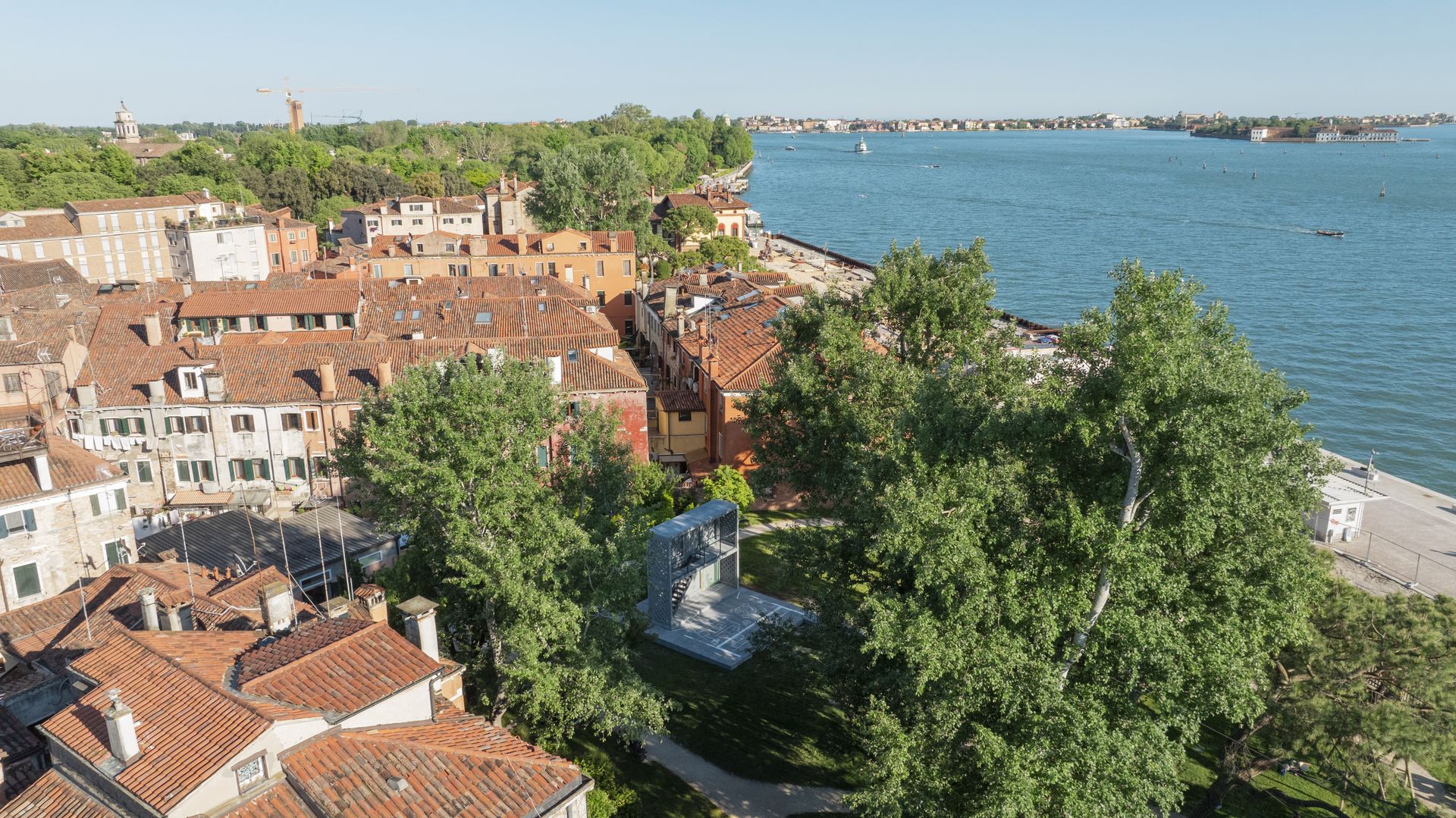 Biochar sa používa ako prísada do betónu, čím sa vytvára ľahký betón, ktorý lepšie izoluje.