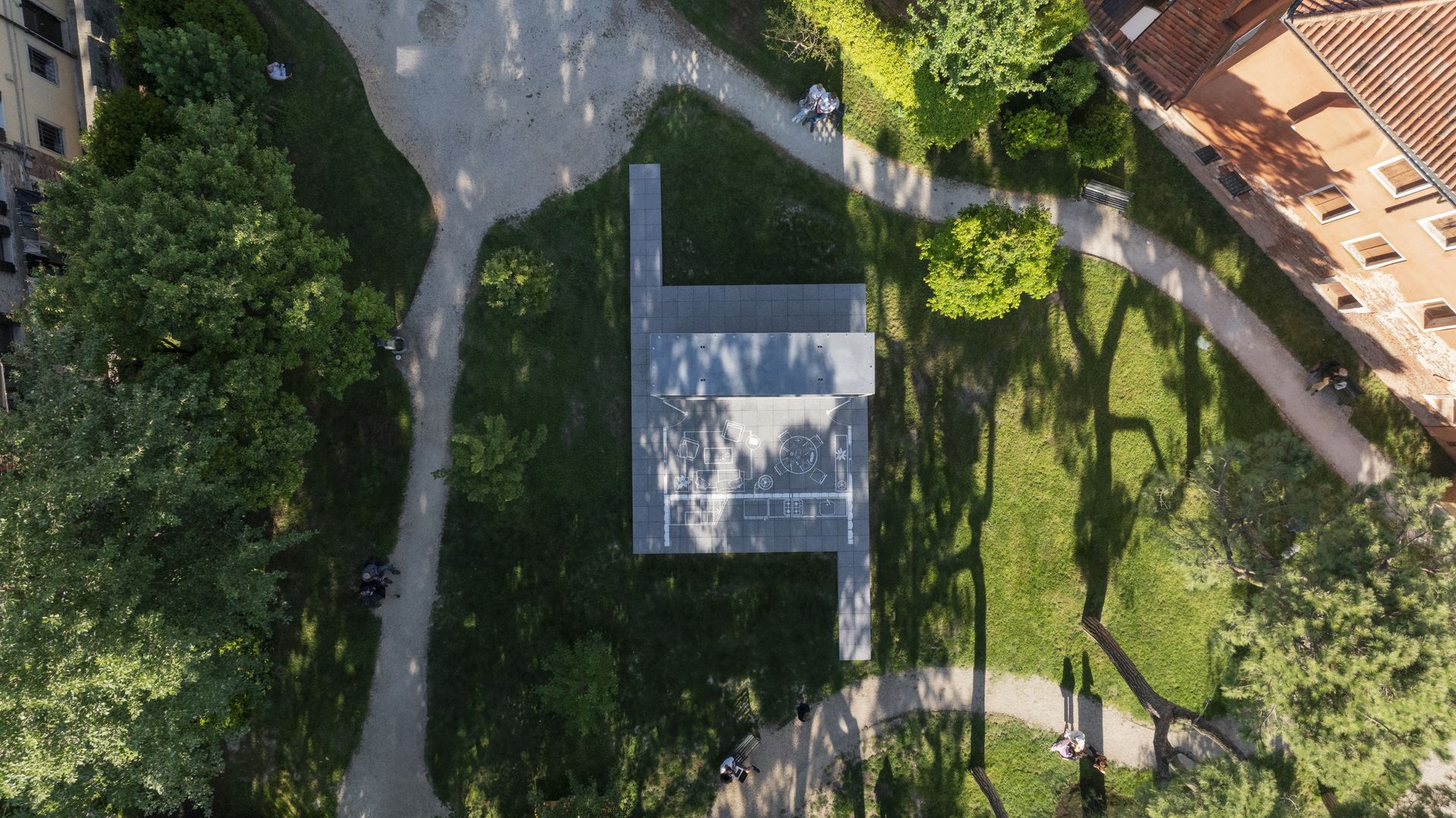 Biochar sa používa ako prísada do betónu, čím sa vytvára ľahký betón, ktorý lepšie izoluje.