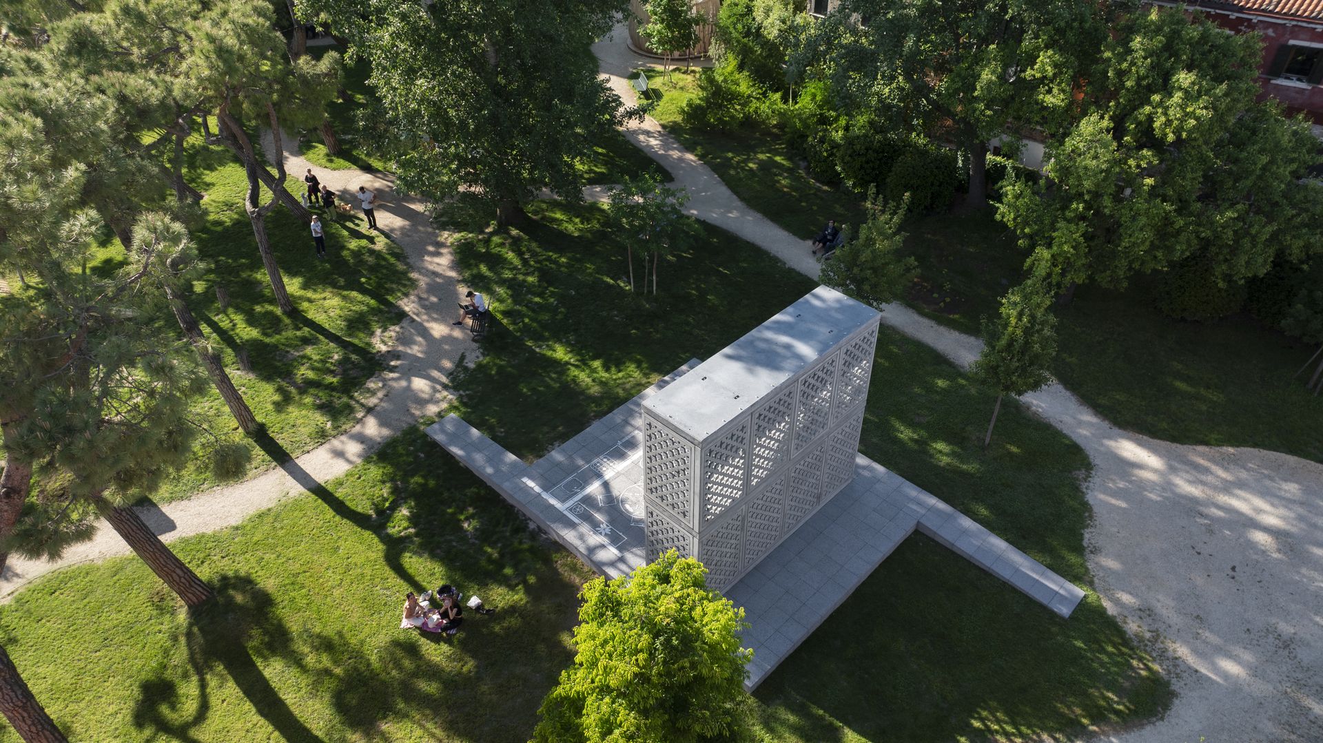 Biochar sa používa ako prísada do betónu, čím sa vytvára ľahký betón, ktorý lepšie izoluje.