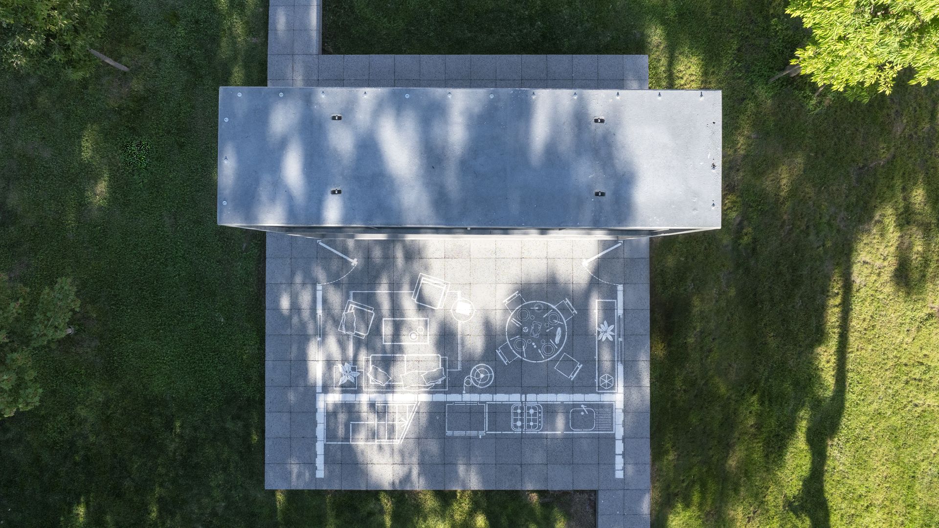 Biochar sa používa ako prísada do betónu, čím sa vytvára ľahký betón, ktorý lepšie izoluje.