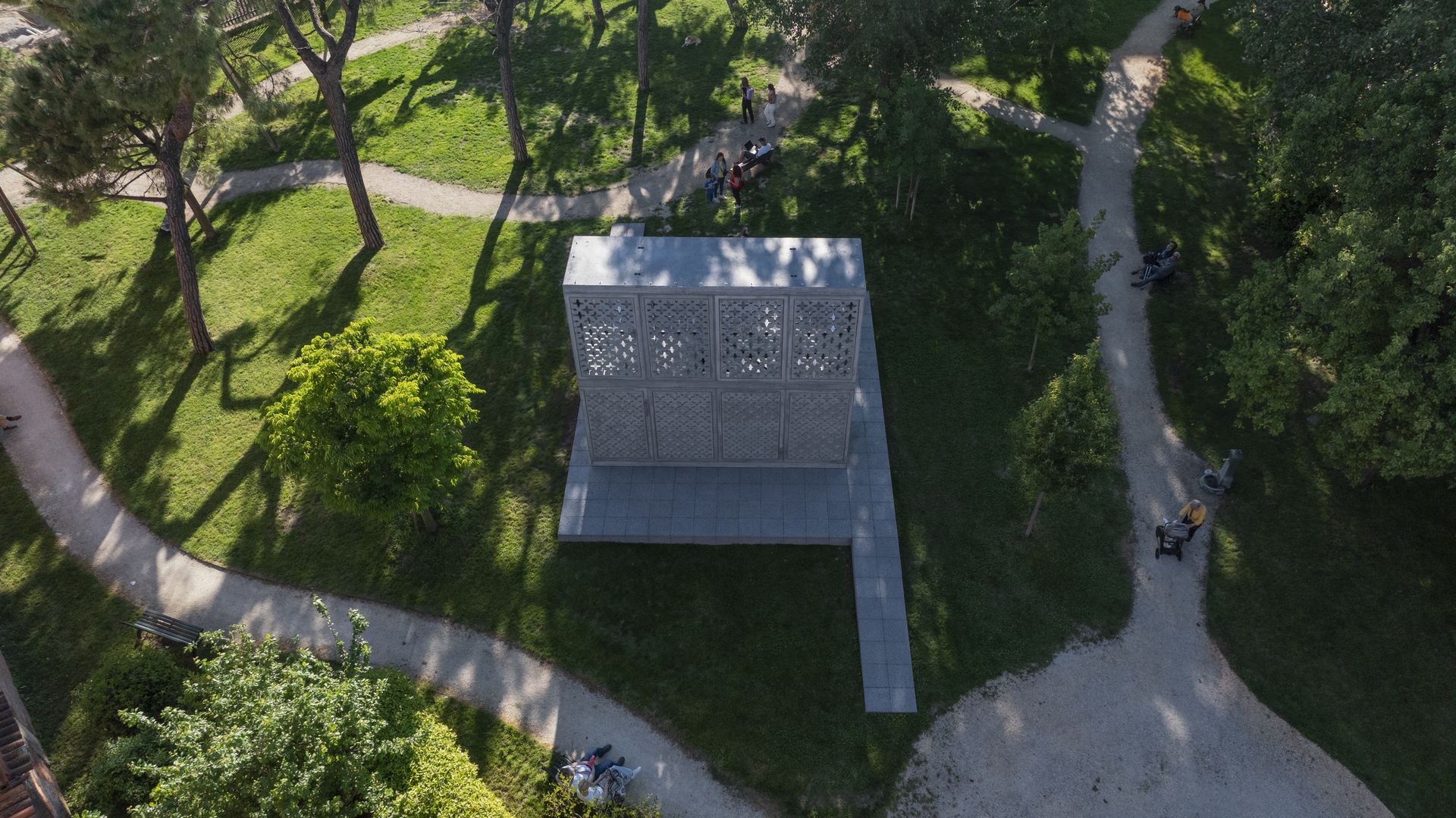 Biochar sa používa ako prísada do betónu, čím sa vytvára ľahký betón, ktorý lepšie izoluje.