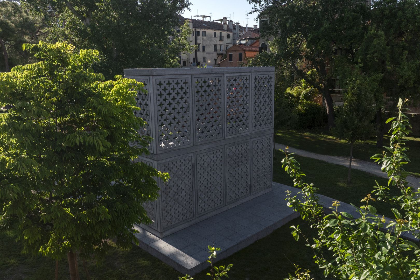 Biochar sa používa ako prísada do betónu, čím sa vytvára ľahký betón, ktorý lepšie izoluje.