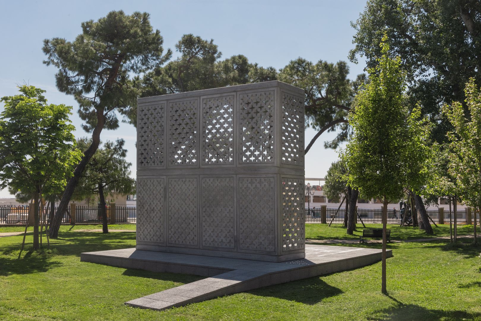 Biochar sa používa ako prísada do betónu, čím sa vytvára ľahký betón, ktorý lepšie izoluje.