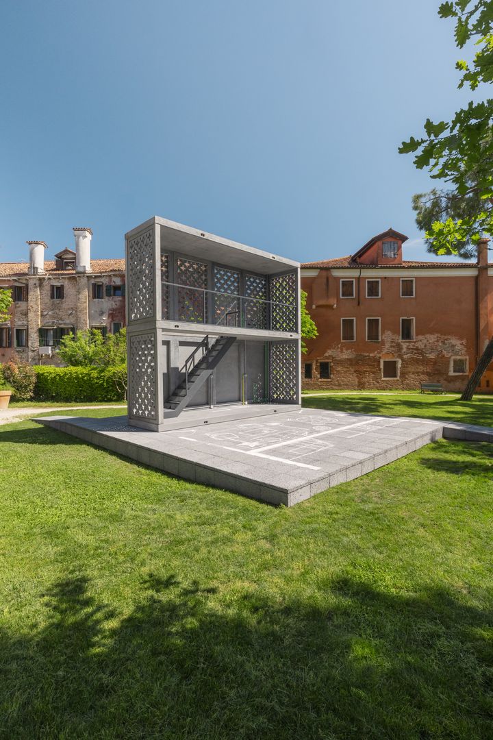 Biochar sa používa ako prísada do betónu, čím sa vytvára ľahký betón, ktorý lepšie izoluje.