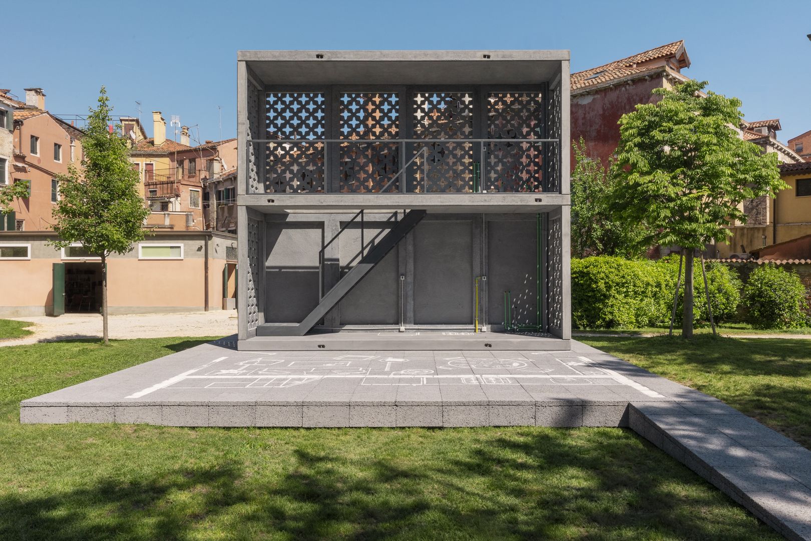 Biochar sa používa ako prísada do betónu, čím sa vytvára ľahký betón, ktorý lepšie izoluje.