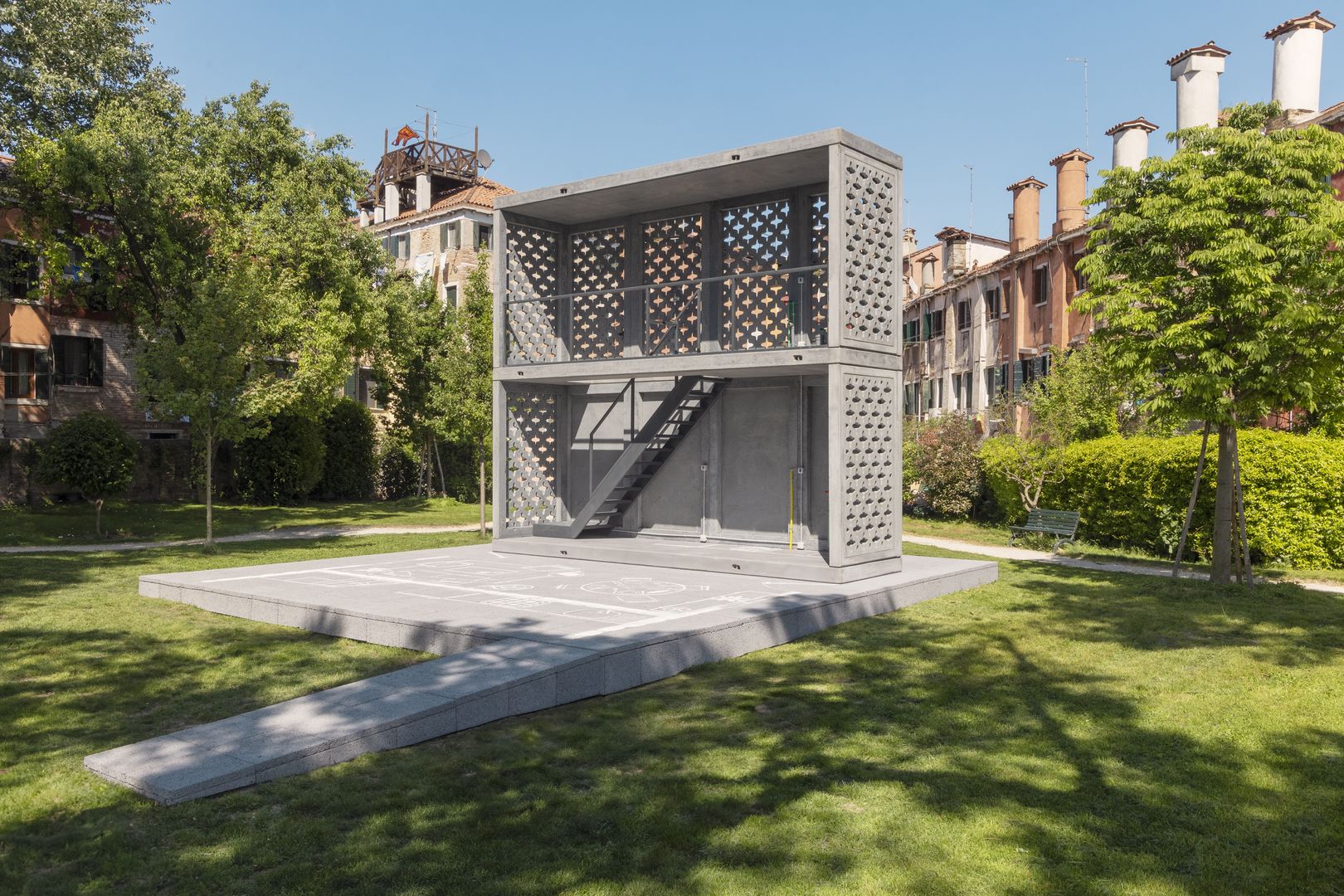 Biochar sa používa ako prísada do betónu, čím sa vytvára ľahký betón, ktorý lepšie izoluje.