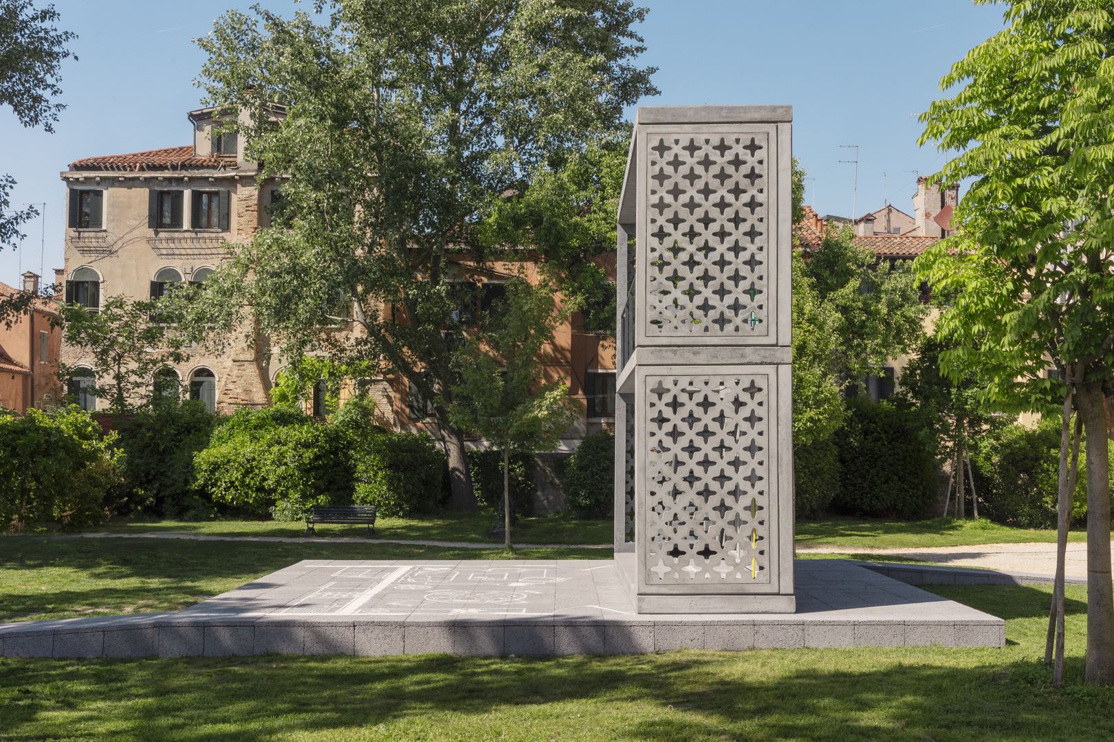 Biochar sa používa ako prísada do betónu, čím sa vytvára ľahký betón, ktorý lepšie izoluje.