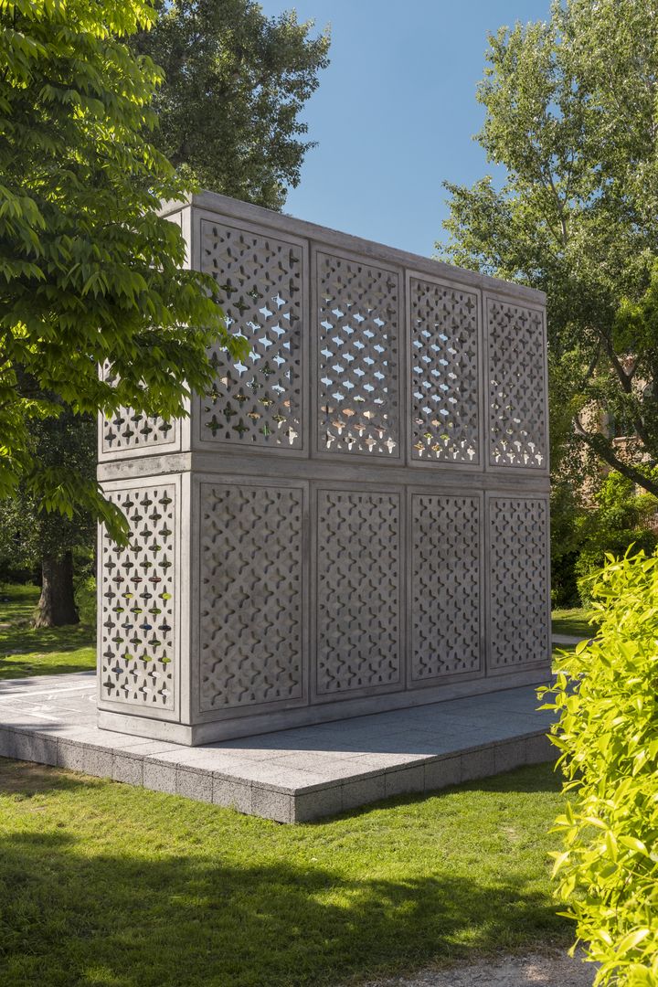 Biochar sa používa ako prísada do betónu, čím sa vytvára ľahký betón, ktorý lepšie izoluje.