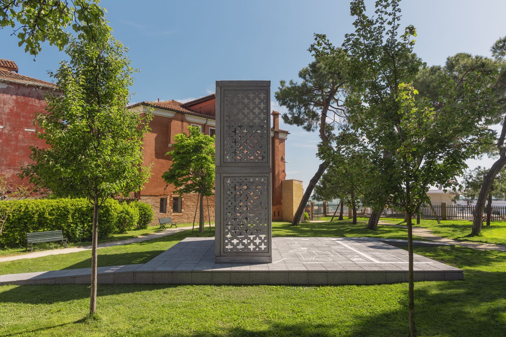 Biochar sa používa ako prísada do betónu, čím sa vytvára ľahký betón, ktorý lepšie izoluje.