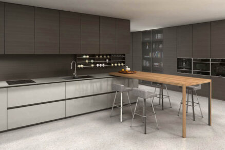 Moderná kuchynská zostava s vysokolesklými dvierkami a dreveným pultom