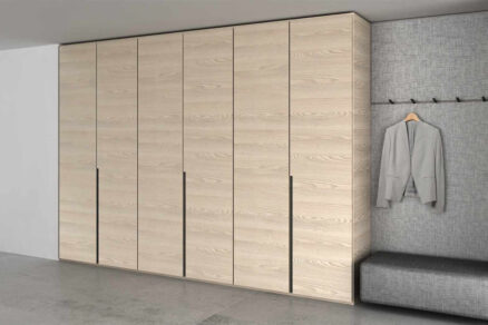 Vstavaná skriňa s dreveným dekórom a lavicou na sedenie