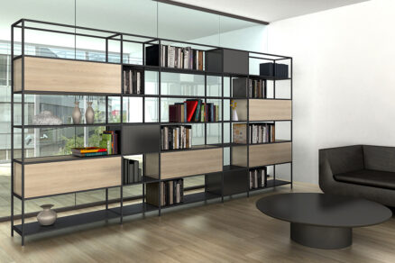 Knižnica s kovovou konštrukciou a drevenými výplňami v kancelárii