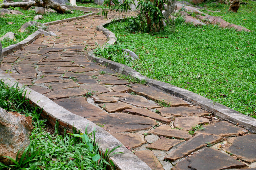 Celoplošné škárovanie kamennej exteriérovej dlažby