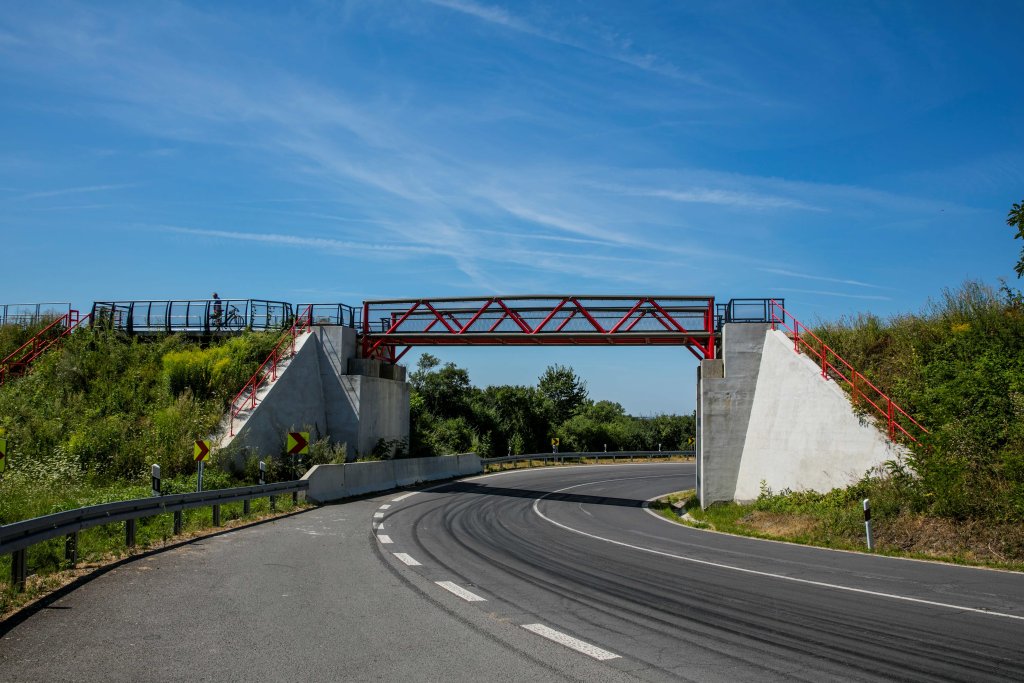 Rekonštrukciou prešlo aj niekoľko mostov, ktoré si rovnako ako tunel ponechali svoj unikátny charakter. 