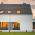 Moderný rodinný dom s veľkými presklenými plochami a minimalistickou fasádou