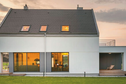 Moderný rodinný dom s veľkými presklenými plochami a minimalistickou fasádou