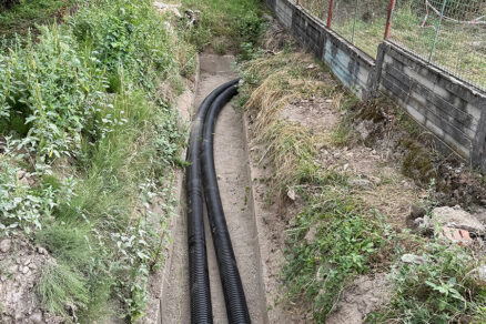 Obr. 5 Ukážka z realizácie etap) vo flexibilnom prevedení NRG FibreFlex d160 (pravý obrázok), ulica Továrenská v Zlatých Moravciach