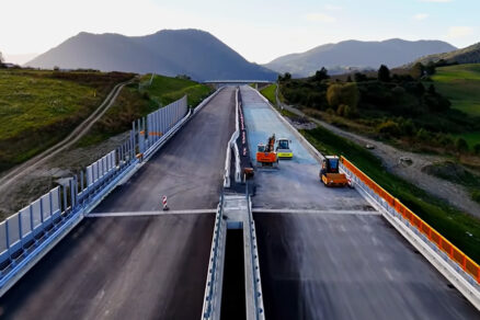 Montáž mostného záveru na novom úseku diaľnice počas výstavby