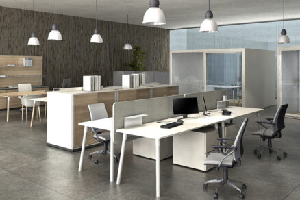 Otvorený kancelársky priestor s kancelárskym nábytkom na mieru a akustickými panelmi