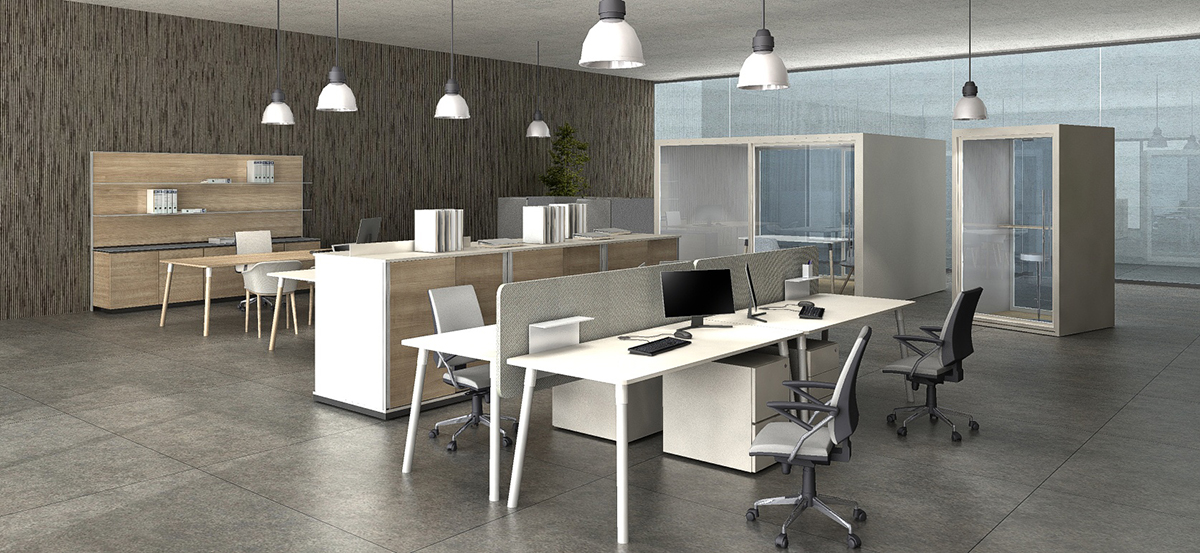 Otvorený kancelársky priestor so stolmi a akustickými panelmi
