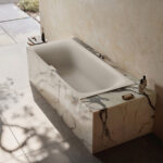 zážitková vaňa Kaldewei Nuio Duo s mramorovým obložením v modernej kúpeľni