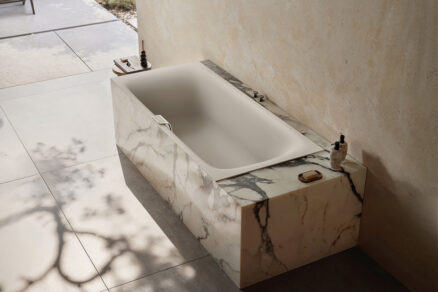 zážitková vaňa Kaldewei Nuio Duo s mramorovým obložením v modernej kúpeľni