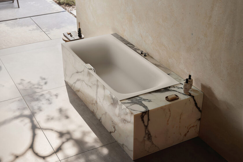 zážitková vaňa Kaldewei Nuio Duo s mramorovým obložením v modernej kúpeľni