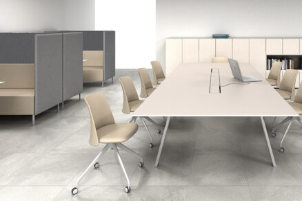 Moderné kancelárske pracovisko s kolieskovými stoličkami a sedením v boxoch