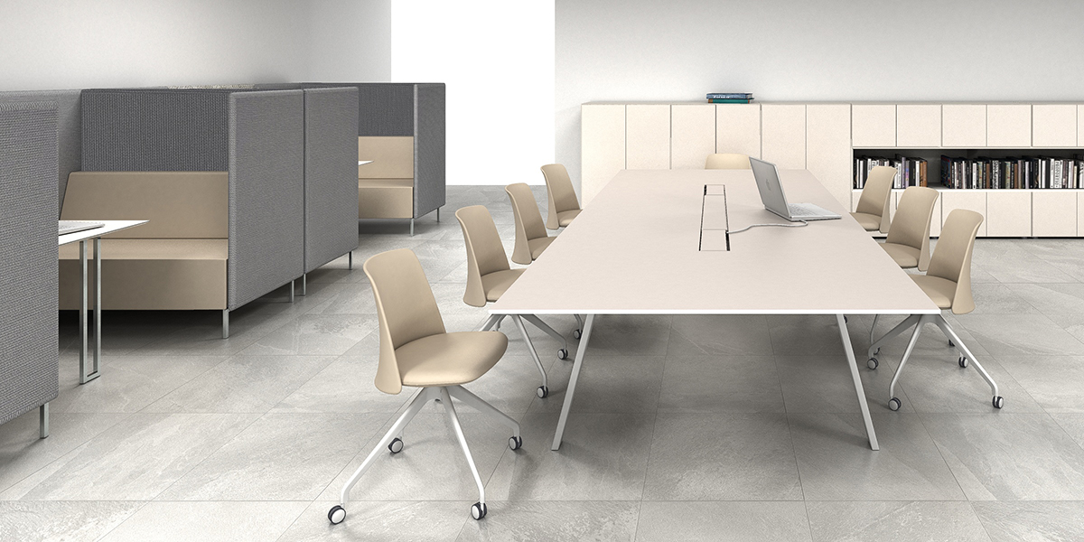 Moderné kancelárske pracovisko s kolieskovými stoličkami a sedením v boxoch