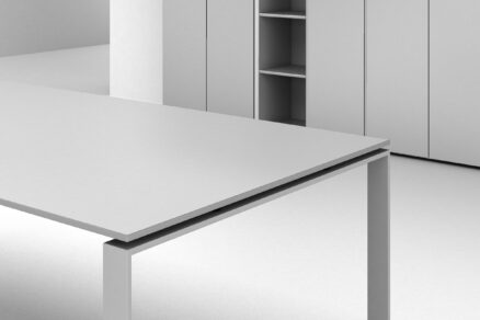 Detail kancelárskeho stola s tenkou doskou a čistým spojom