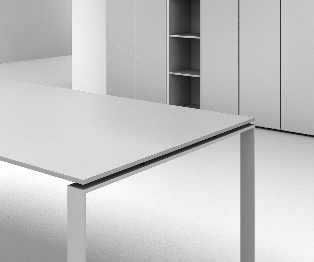 Detail kancelárskeho stola s tenkou doskou a čistým spojom