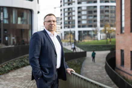 Rastislav Valovič, výkonný riaditeľ Alto Real Estate, v bratislavskom downtowne pri projekte Sky Park
