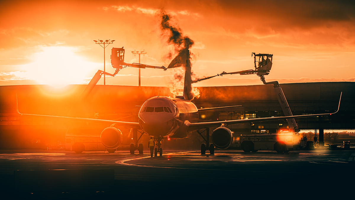 Obr. 7 Odmrazovanie lietadiel na letisku v Prahe Obr. 7 Odmrazovanie lietadiel na letisku v Prahe