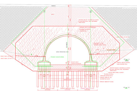 Obr. 3 Pozdĺžny rez objektom 212-00 Most na R4 v km 13,50 nad bezmenným potokom a poľnou cestou s vyznačenou zmenou zakladania a nosnej konštrukcie