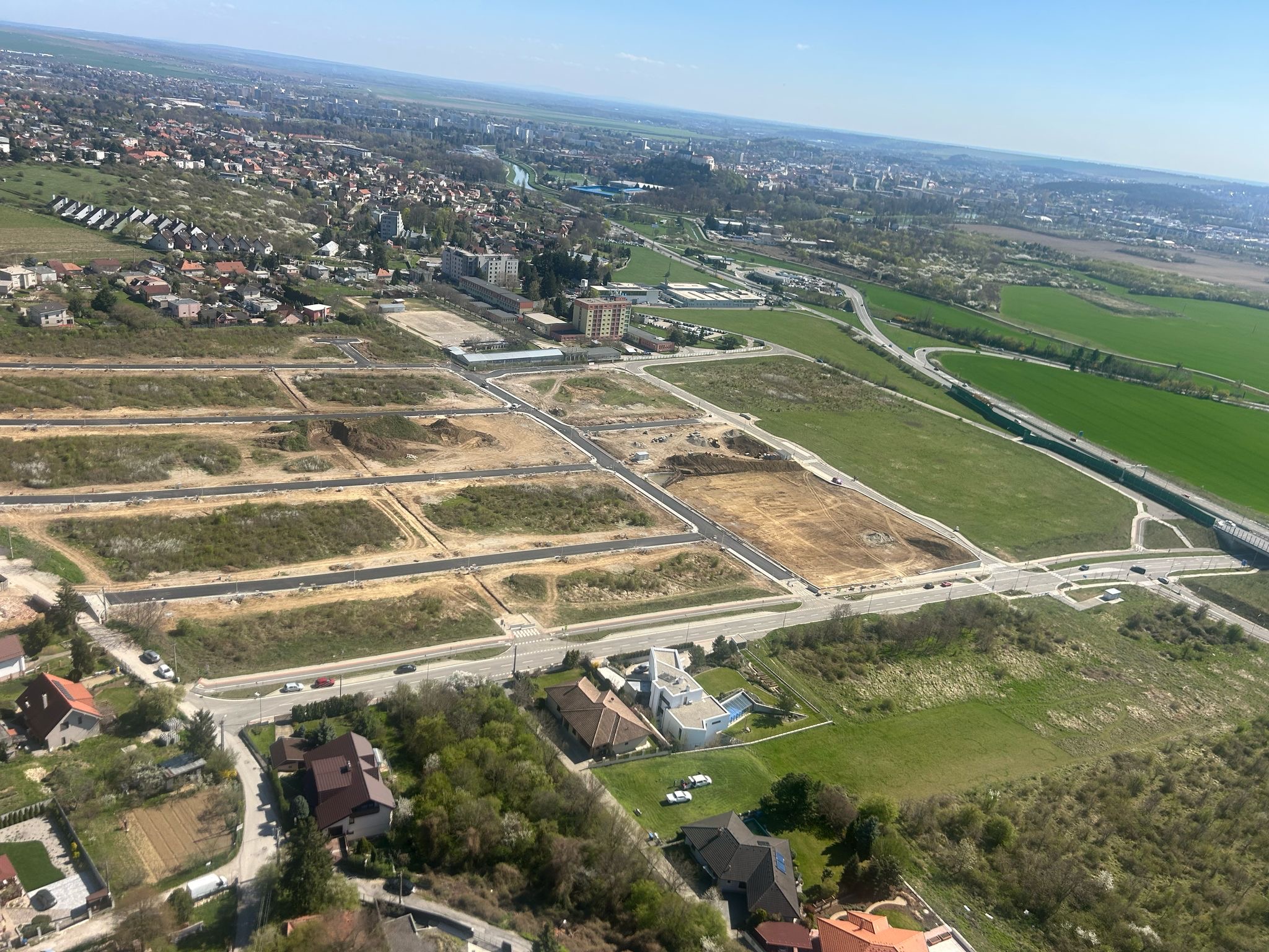 Lokalita budúcim obyvateľom Šindolky ponúkne výhľad na neďaleký Zobor aj samotný Nitriansky hrad.