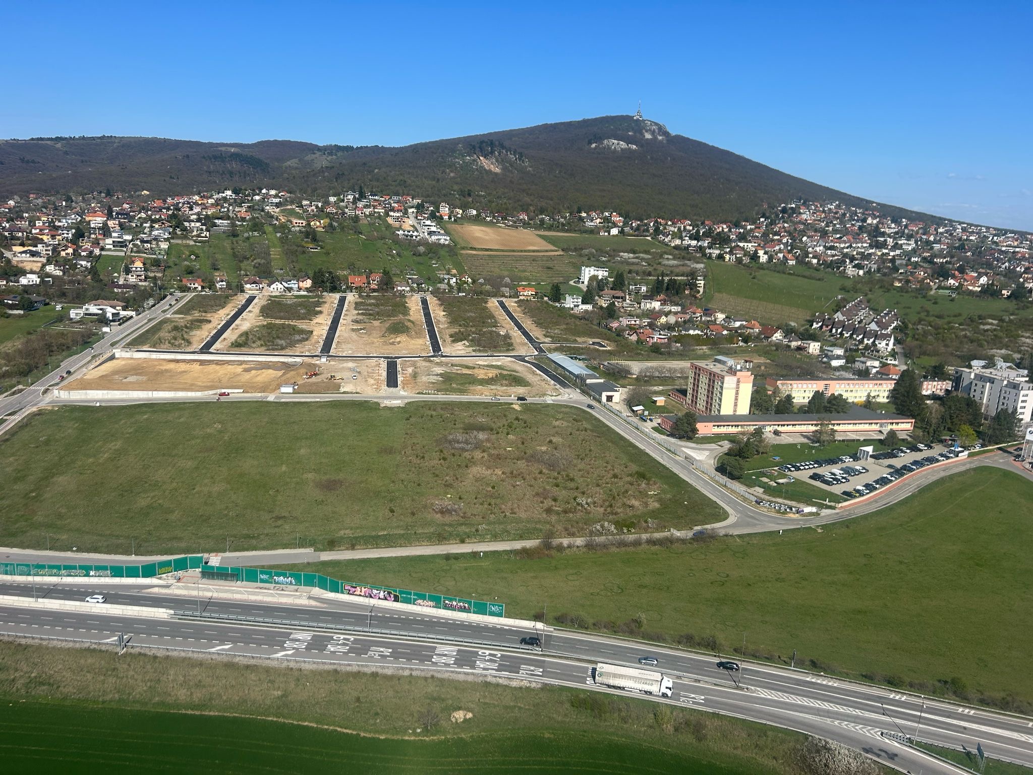 Lokalita budúcim obyvateľom Šindolky ponúkne výhľad na neďaleký Zobor aj samotný Nitriansky hrad.