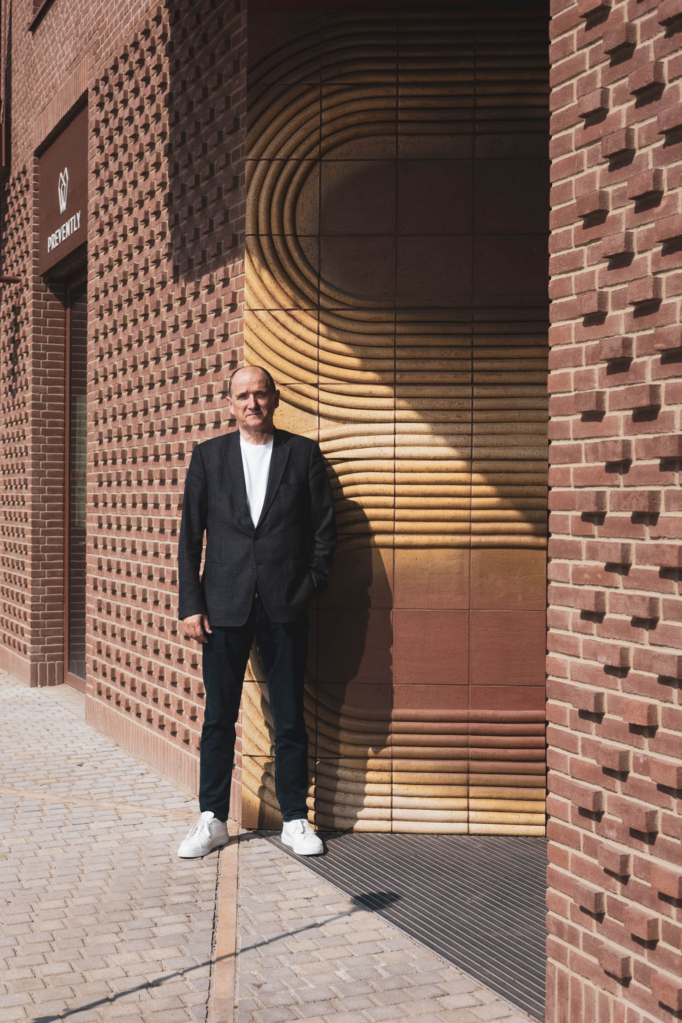 Milan Murcko vpred obytnou budovou v obytnom súbore Zwirn v Bratislave-Ružinove. Milan Murcko vpred obytnou budovou v obytnom súbore Zwirn v Bratislave-Ružinove.