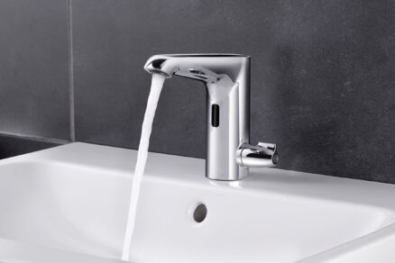 Automatická senzorová batéria s hygienickým preplachom na umývadle