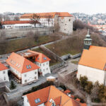 Extrémna premena pod hradným kopcom. Vzniklo tu ubytovanie pre turistov, kaviareň, ateliér aj strešný byt