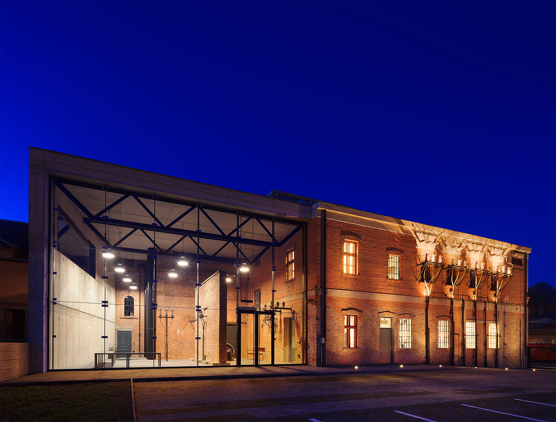 Elektrárňa Piešťany. Národná kultúrna pamiatka, bývalá dieselová elektráreň, patrí Západoslovenskej energetike. 