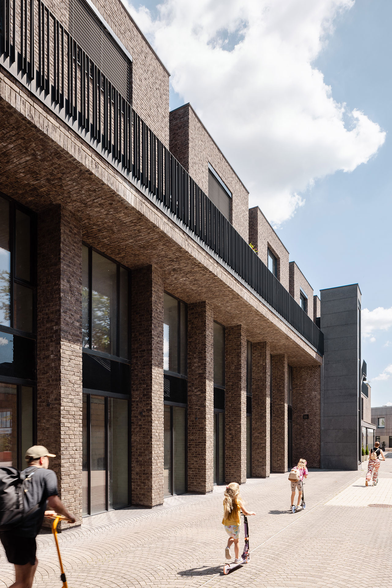 Projekt Dvoch sýpok v Jarovciach spája citlivý urbanizmus, vytvorenie cenných verejných priestorov a úžasnú atmosféru, ktorá stavia na historickom charaktere pôvodného objektu starej Sýpky.