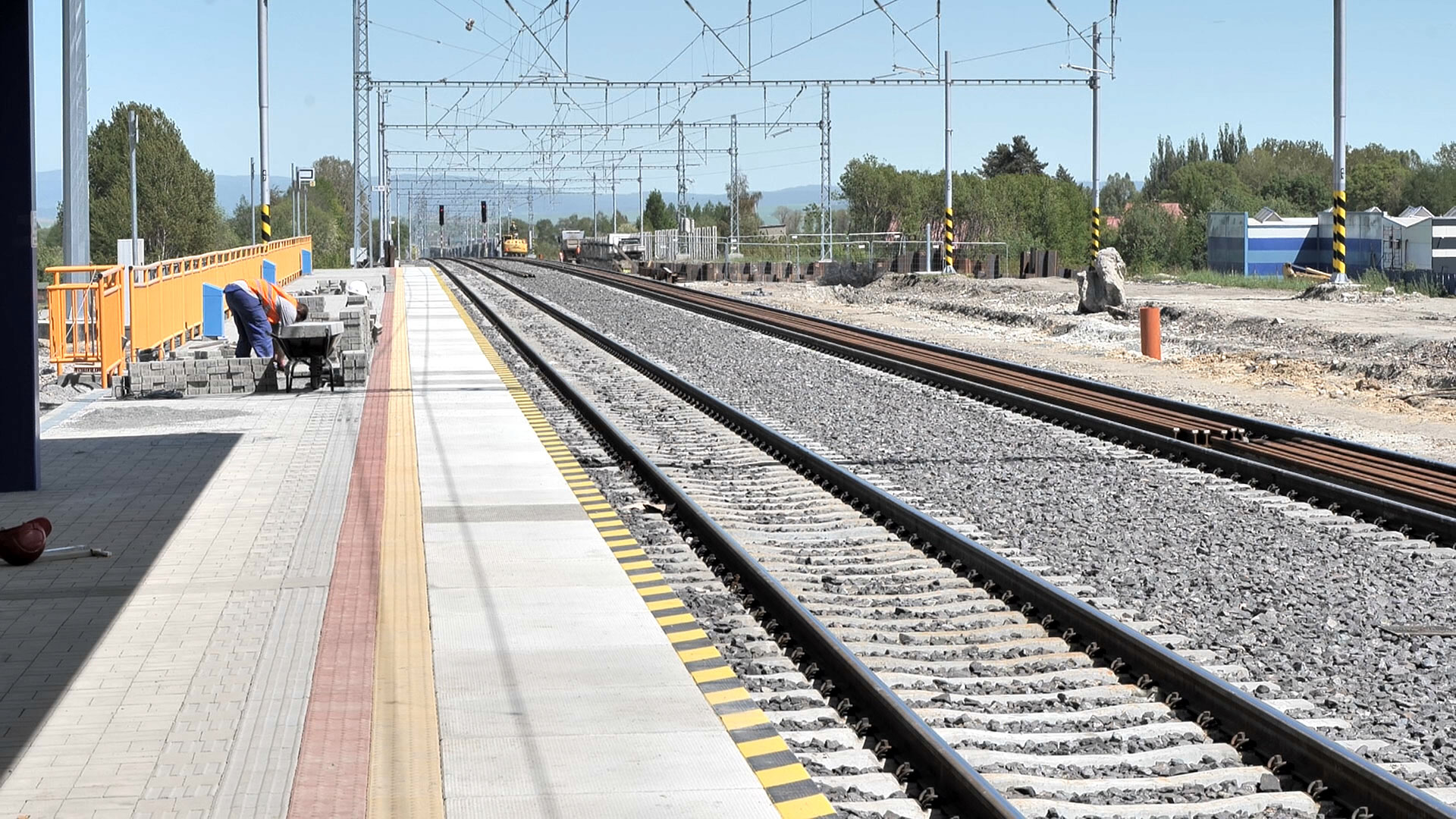 Udržateľné druhy dopravy, najmä železničná doprava a ďalšie ekologické formy sa v súčasnosti modernizujú aj prostredníctvom Plánu obnovy a odolnosti SR a CEF.