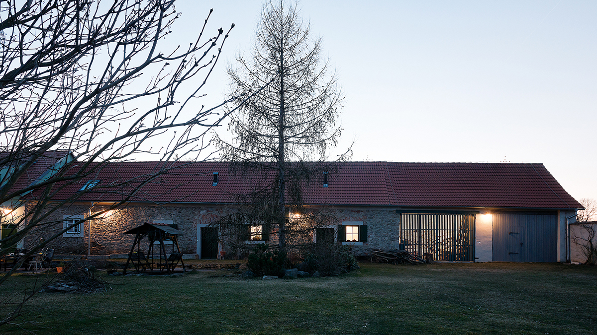 Statok v Láze (ČR), hospodárska časť. Rekonštrukcia statku Láz je prvou realizáciou architektonického ateliéru ô. 